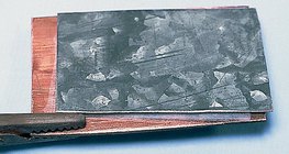 Ελάσματα ψευδαργύρου και χαλκού με ενδιάμεσο ηλεκτρολύτη