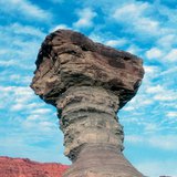 Πετρώδης σχηματισμός στην έρημο