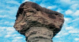 Πετρώδης σχηματισμός στην έρημο