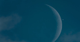 Crescent of the Moon and Venus next to each other