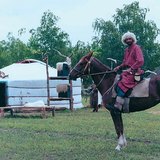 Honfoglalás kori viseletbe öltözött lovas egy jurta előtt az (Ópusztaszeri Nemzeti Történeti Emlékpark)