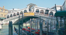 Rialto Bridge spanning the Grand Canal in Venice, Italy