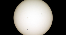 Το περίγραμμα του Διεθνούς Διαστημικού Σταθμού σε δύο διαφορετικές θέσεις μπροστά από τον Ήλιο.