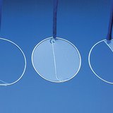 Showing that the molecules of a liquid are attracted to each other