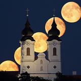 Το φεγγάρι που ανατέλλει από ψηλά.