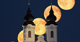 Το φεγγάρι που ανατέλλει από ψηλά.