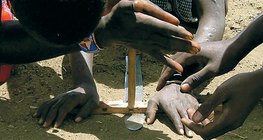 άναμμα φωτιάς με τριβή