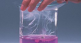 Αντίδραση καλίου σε νερό με φαινολοφθαλεΐνη