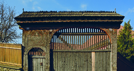 ξυλόγλυπτη πύλη