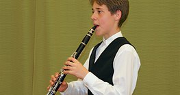 Holding the clarinet the right way