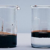 Πετρέλαιο στην επιφάνεια του νερού