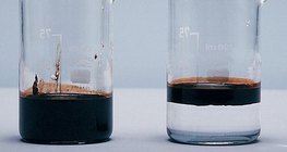 Πετρέλαιο στην επιφάνεια του νερού