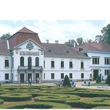 A Széchenyi család kastélya Nagycenken. A Hitel egy példánya