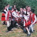 Gyermekek kiolvasót játszanak (Siklód, Sóvidék)