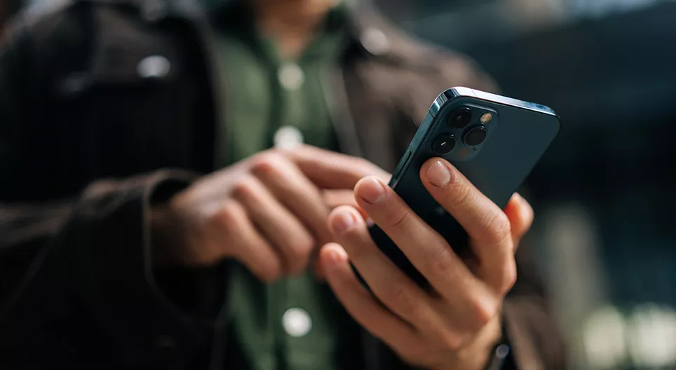 Electromagnetic marvels: The physics behind mobile phones